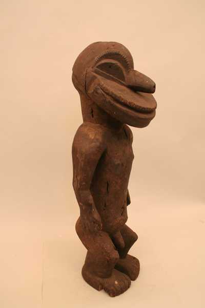 Hemba.(Soko Mutu), d`afrique : Rép.démoncratique du Congo., statuette Hemba.(Soko Mutu), masque ancien africain Hemba.(Soko Mutu), art du Rép.démoncratique du Congo. - Art Africain, collection privées Belgique. Statue africaine de la tribu des Hemba.(Soko Mutu), provenant du Rép.démoncratique du Congo., 1183/4421.Statue anthropomorphe Hemba appelée Soko mutu.Elle représente un homme singe.Ces statues qui sont rares,sont sensés protéger le village.Elles semblent avoir une influence sur la fertilité des champs et protègent les maisons.Elles jouent aussi un rôle lors des rituels funéraires .bois à vieille patine foncée
H.60cm.1ère moitié du 20eme sc.Zône de Kongolo. (Katanga)Ils sont voisins des Luba et Songé.(Minga)

Mensvormig Hemba beeld Soko Mutu,dat een aapmens voorstelt.Deze beelden moeten het dorp beschermen.Ze schijnen een invloed te hebben op de vruchtbaarheid van de landbouw
en beschermen de huizen.Ze spelen ook een rol bij de ritueel van de begrafenissen. 60cm.H.1ste helft van de 20ste eeuw.KONGOLO streek zone(Katanga)Ze zijn buren van de Luba en de Songe.




. art,culture,masque,statue,statuette,pot,ivoire,exposition,expo,masque original,masques,statues,statuettes,pots,expositions,expo,masques originaux,collectionneur d`art,art africain,culture africaine,masque africain,statue africaine,statuette africaine,pot africain,ivoire africain,exposition africain,expo africain,masque origina africainl,masques africains,statues africaines,statuettes africaines,pots africains,expositions africaines,expo africaines,masques originaux  africains,collectionneur d`art africain